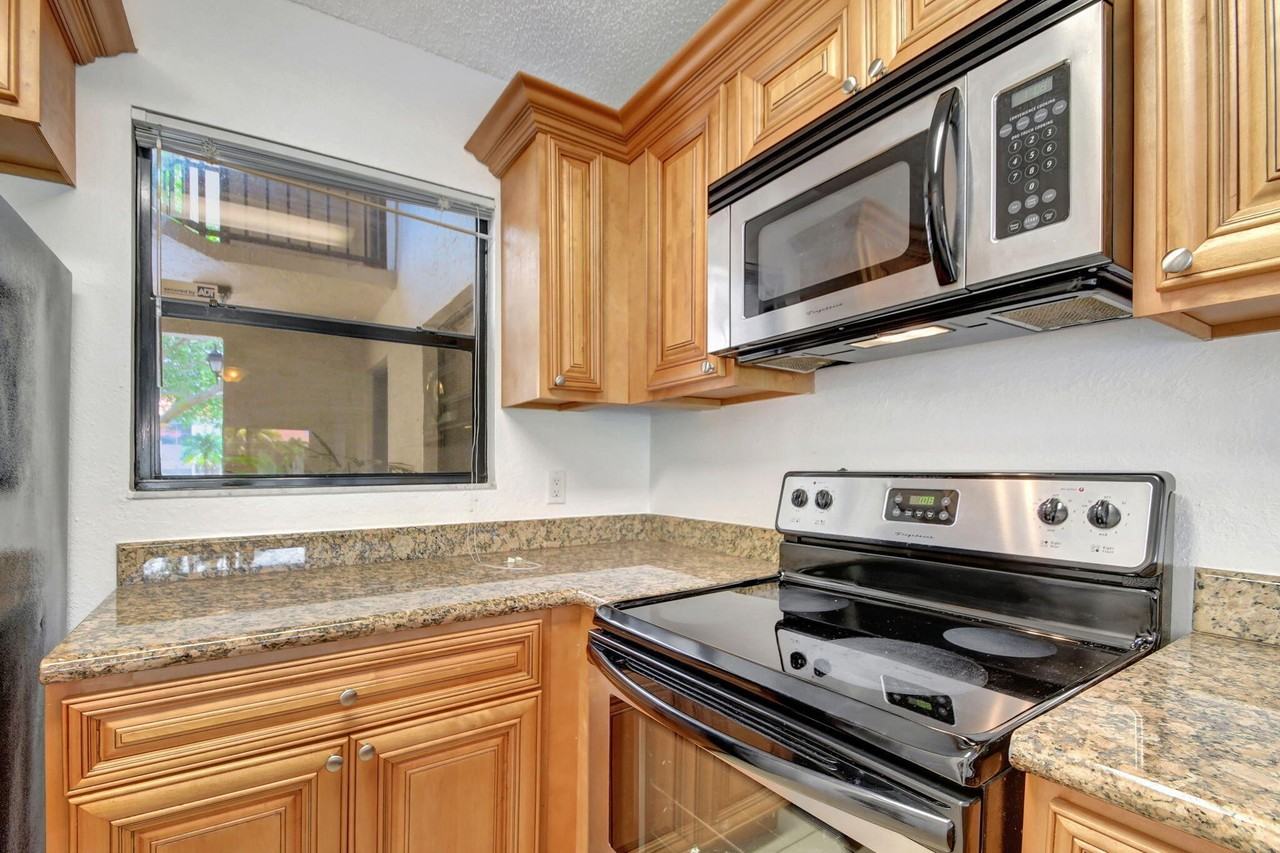 1495 Lake Crystal Dr #B - Photo 4 of 38