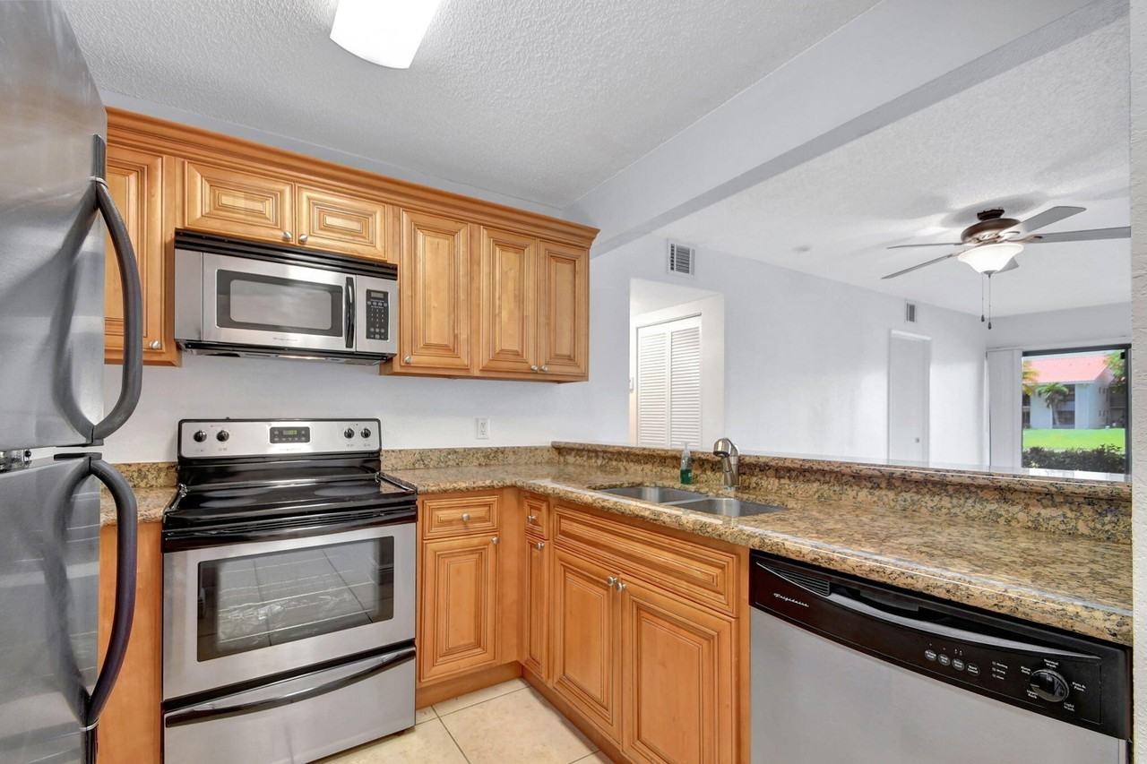 1495 Lake Crystal Dr #B - Photo 5 of 38