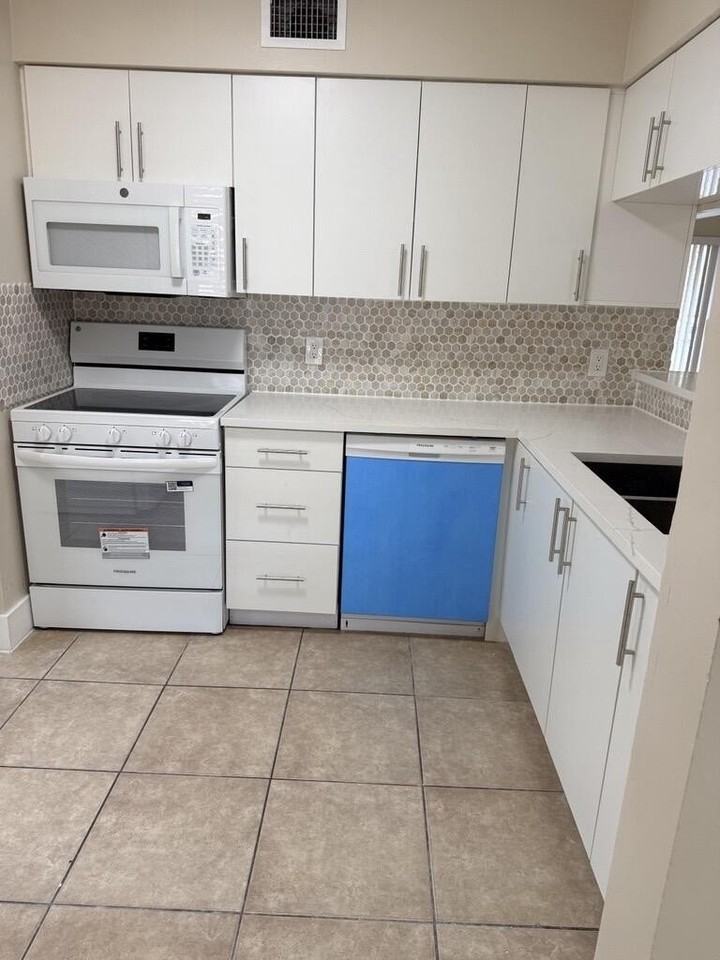 998 Coral Club Dr #998 - Photo 6 of 17