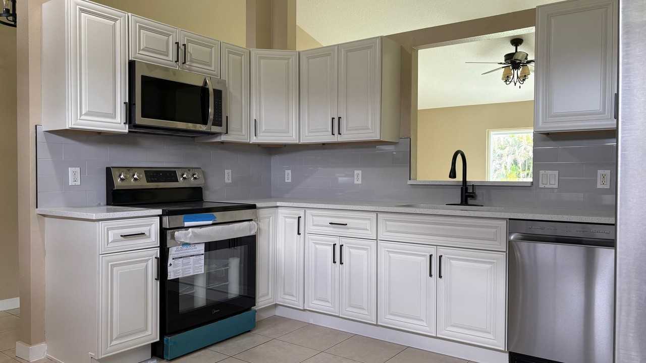 637 Se Tanner Ave - Photo 2 of 9