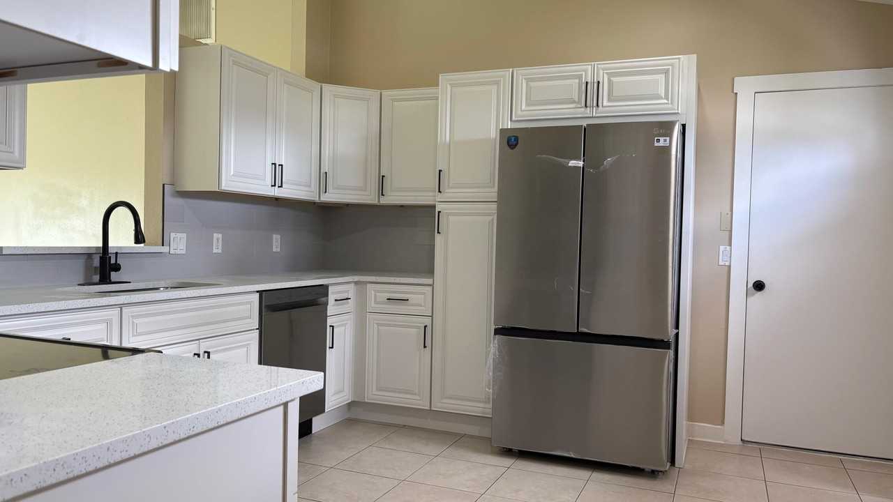 637 Se Tanner Ave - Photo 3 of 9