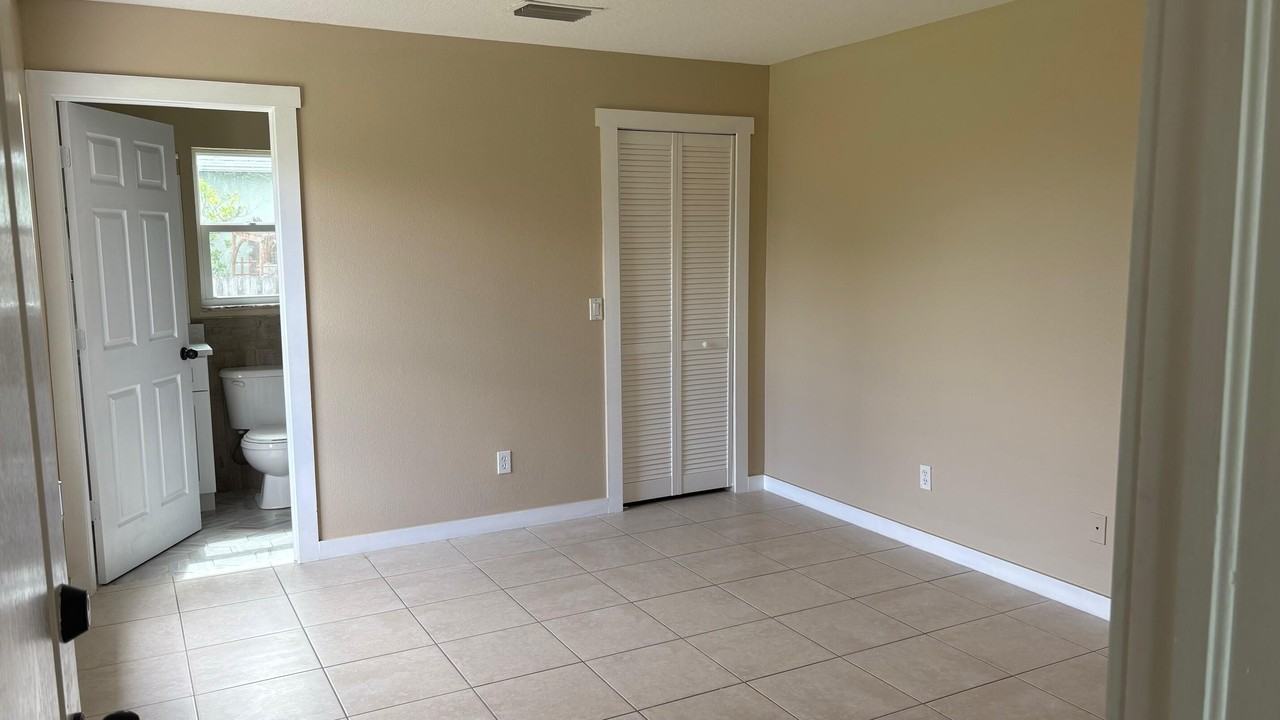 637 Se Tanner Ave - Photo 4 of 9