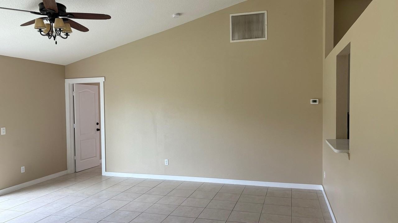 637 Se Tanner Ave - Photo 6 of 9