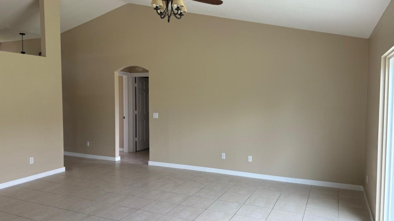 637 Se Tanner Ave - Photo 7 of 9