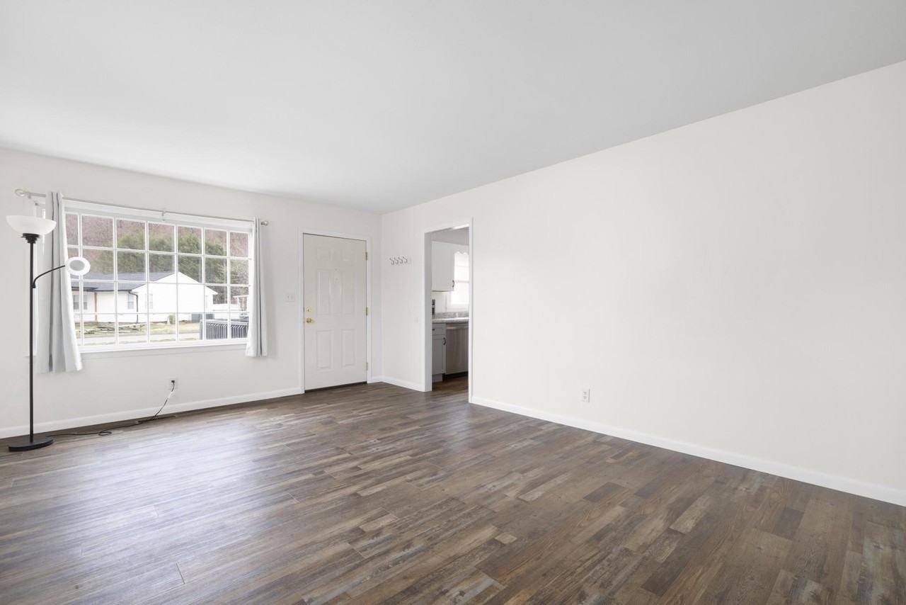 1002A Circle Dr #1 - Photo 3 of 10