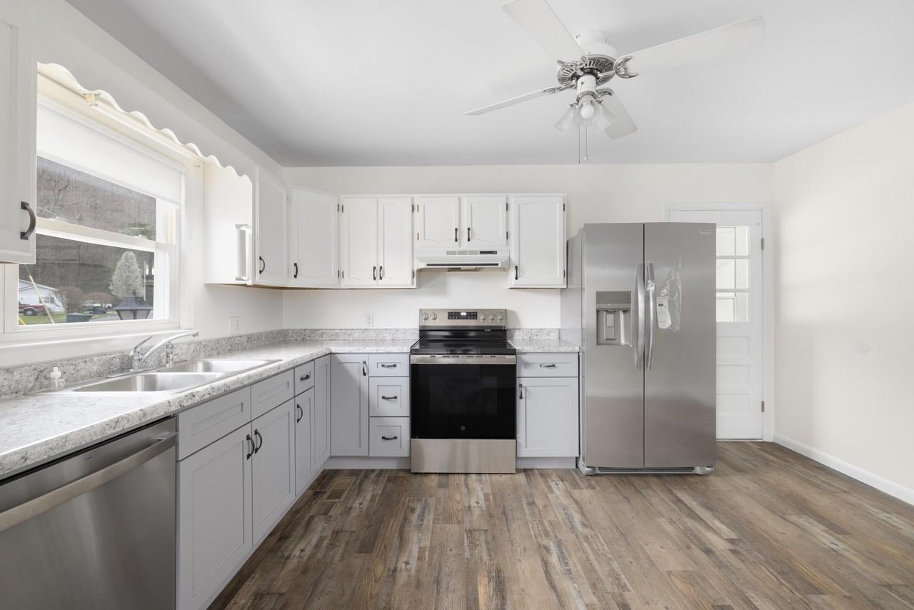 1002A Circle Dr #1 - Photo 4 of 10