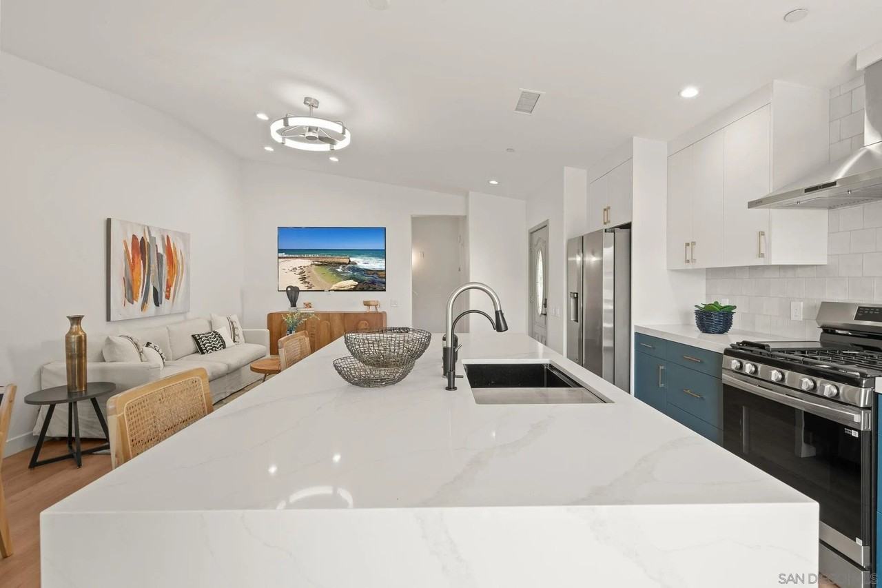 2483 Oxford Ave - Photo 4 of 32