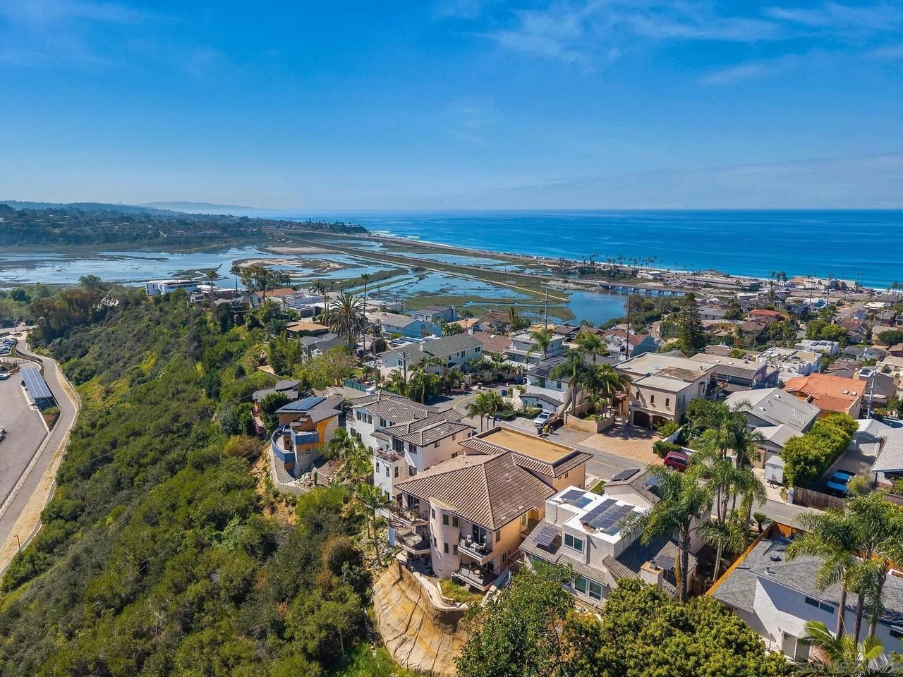 2483 Oxford Ave - Photo 5 of 32