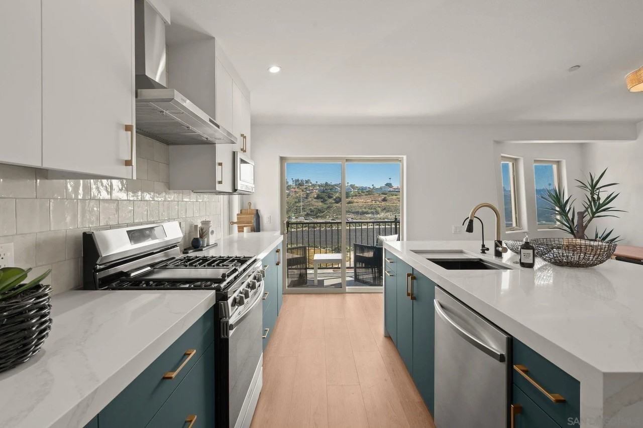 2483 Oxford Ave - Photo 6 of 32