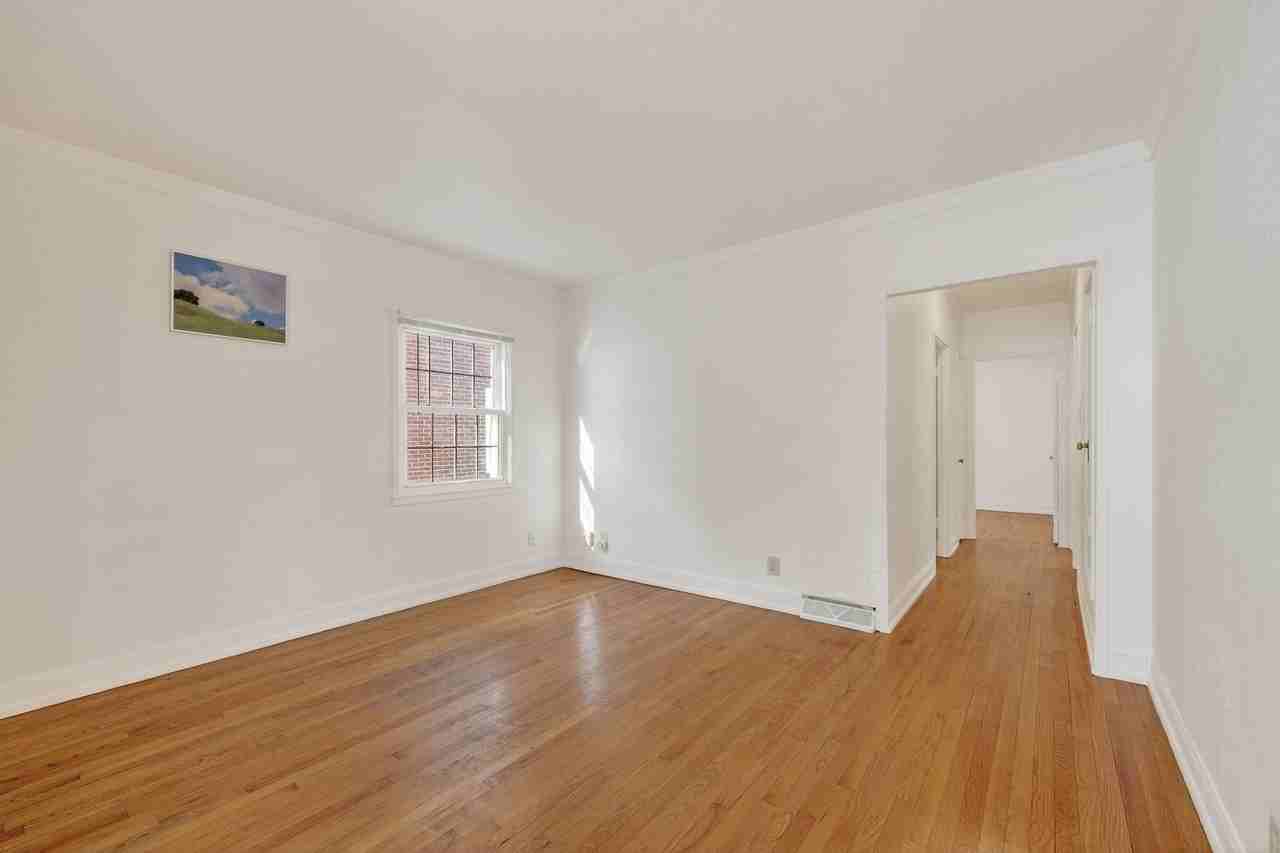 514 W Lakeside St - Photo 2 of 34