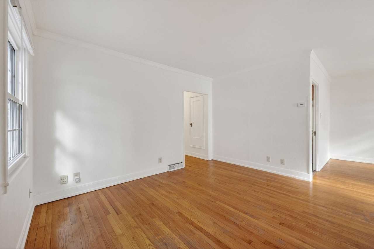 514 W Lakeside St - Photo 3 of 34