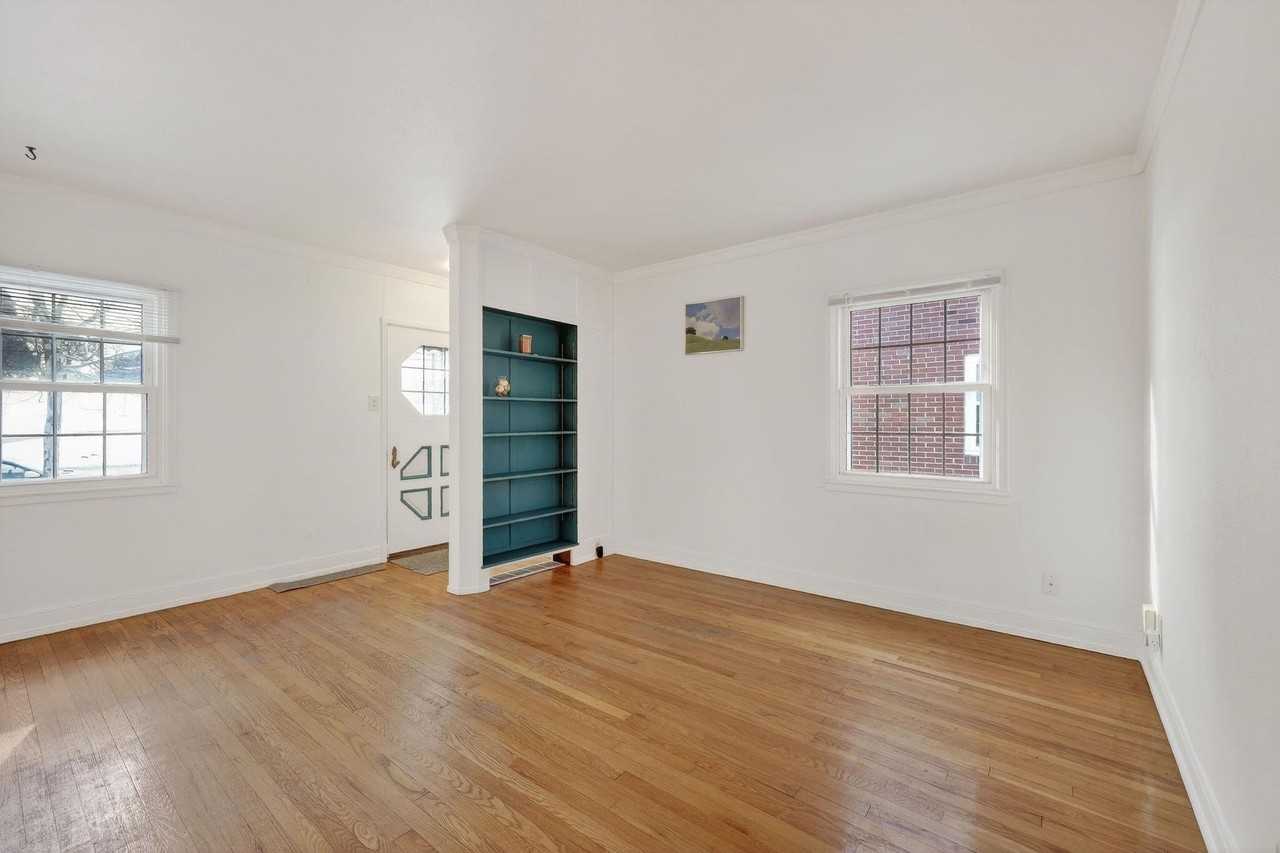 514 W Lakeside St - Photo 4 of 34