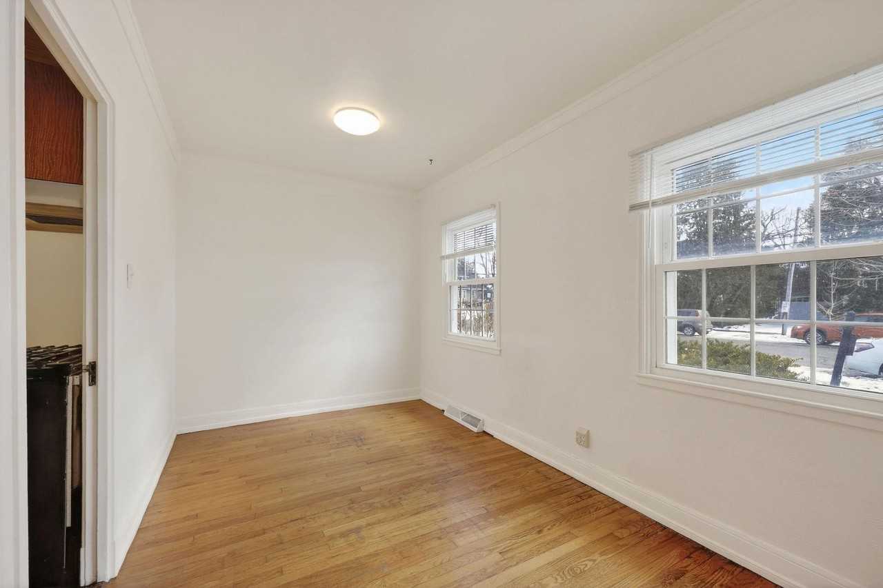 514 W Lakeside St - Photo 7 of 34