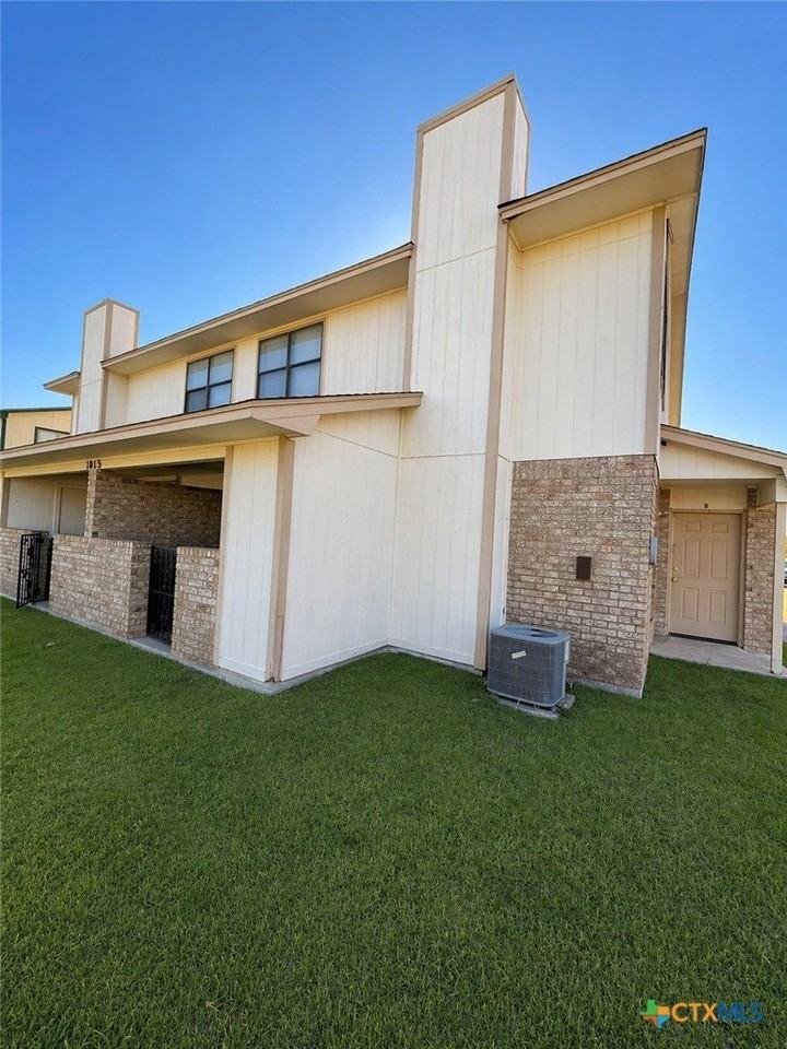 1813 Cedarhill Dr #B - Photo 4 of 11