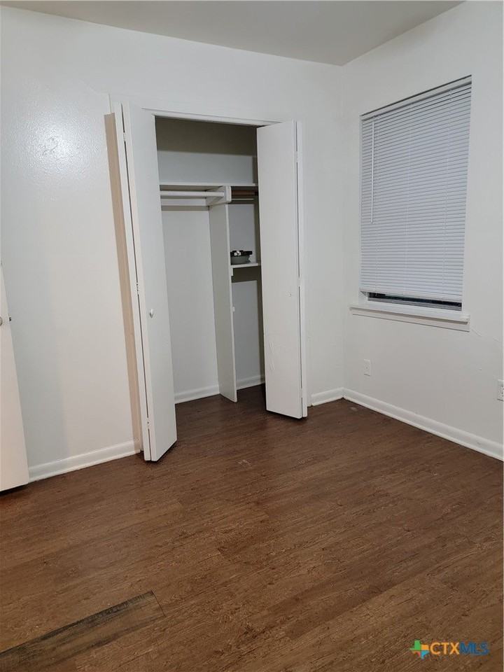 604 S 11th St - Photo 7 of 8