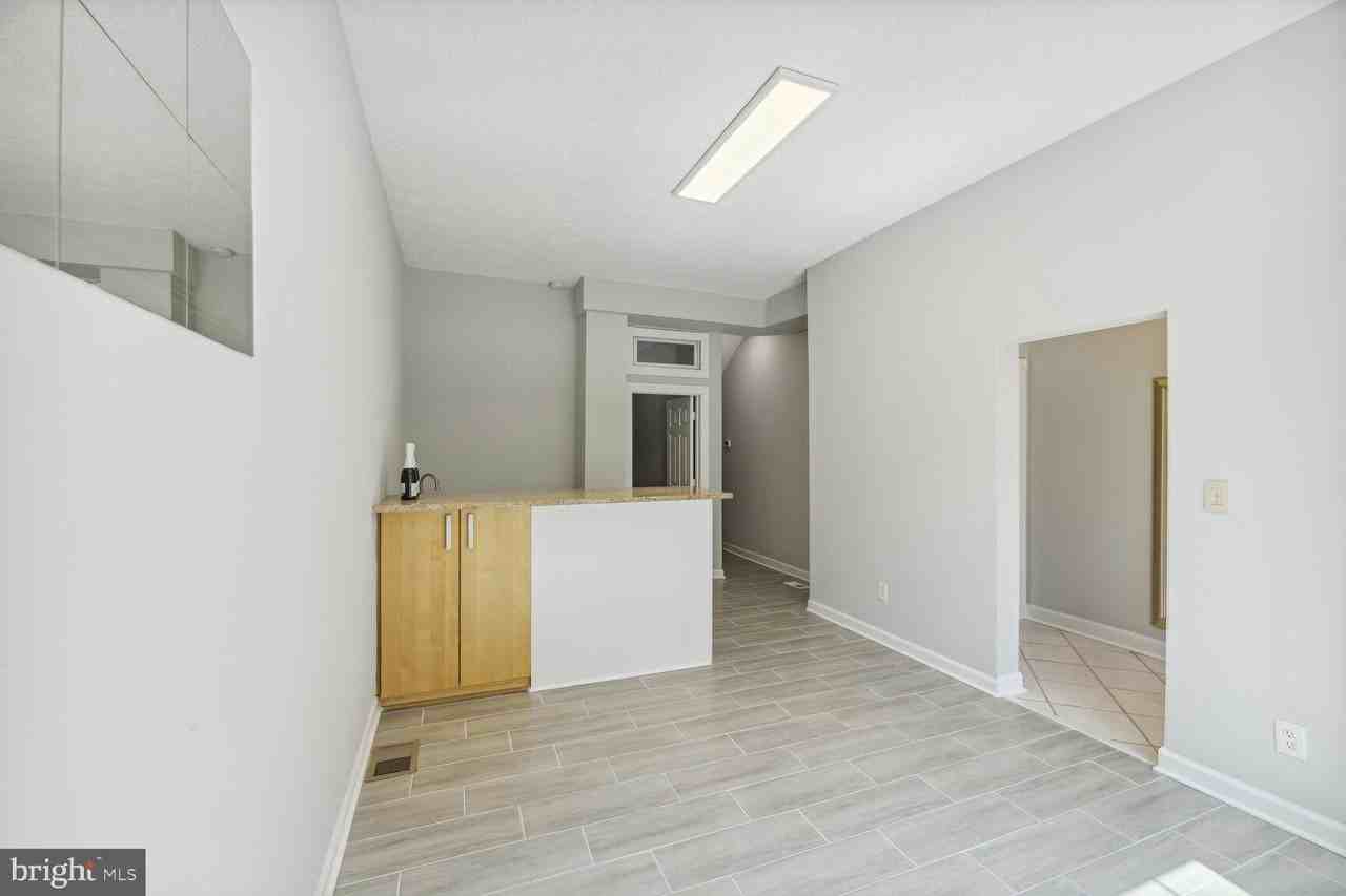 910 New Hampshire Ave Nw - Photo 5 of 34