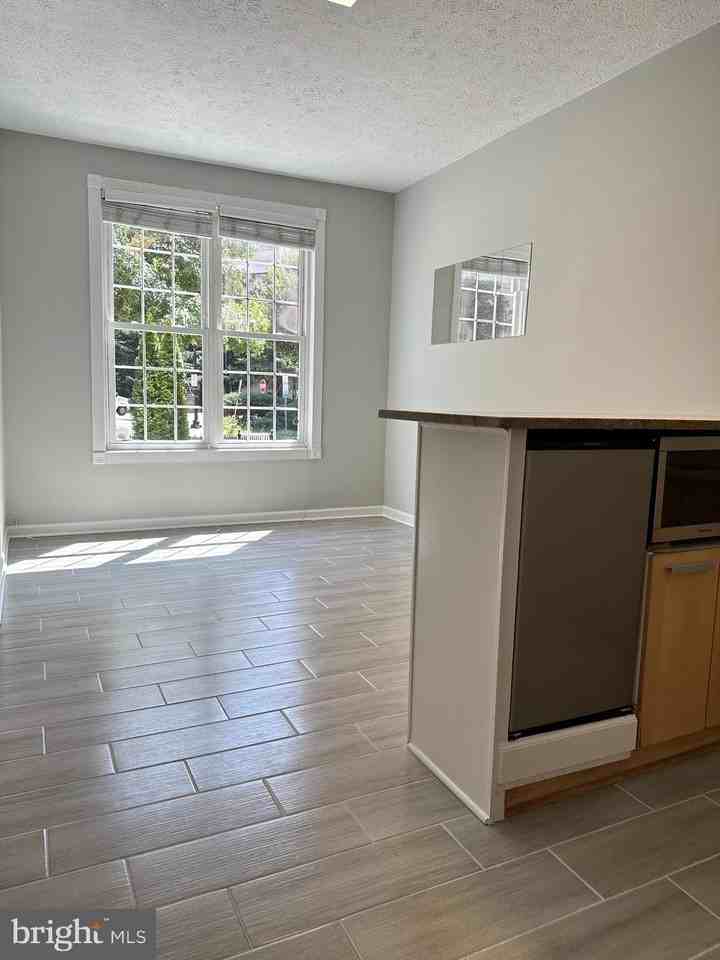 910 New Hampshire Ave Nw - Photo 6 of 34