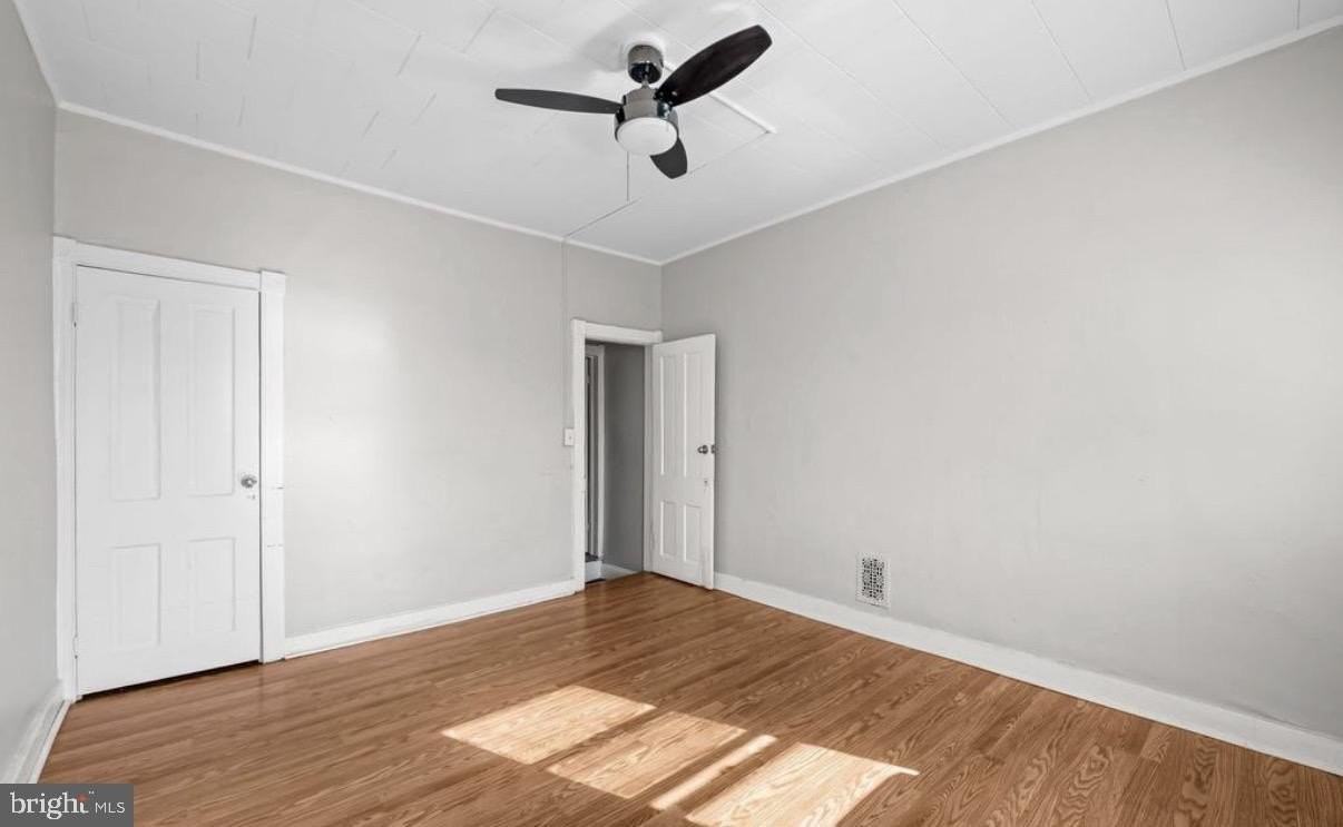 223 Grundy St - Photo 4 of 16