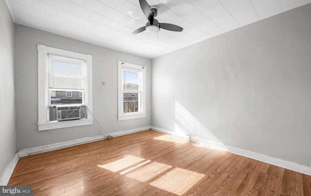 223 Grundy St - Photo 5 of 16