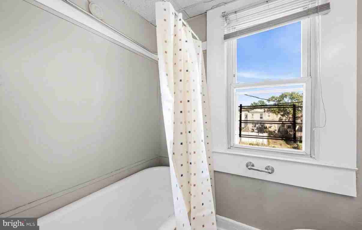 223 Grundy St - Photo 6 of 16