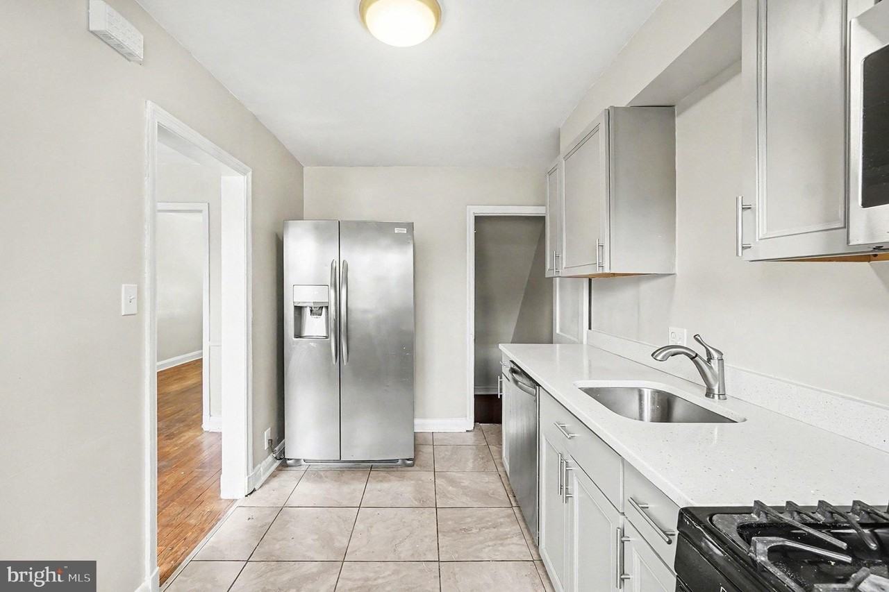 828 Saint Dunstans Rd - Photo 5 of 17