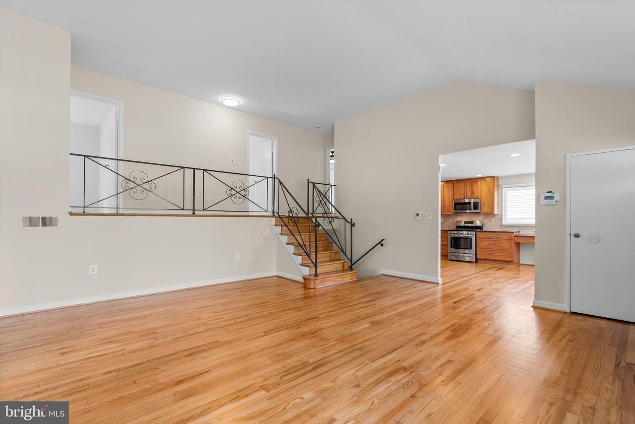 9212 Chanute Dr - Photo 3 of 28