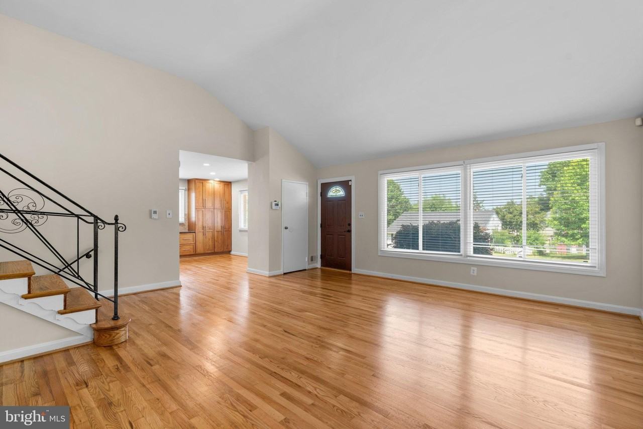 9212 Chanute Dr - Photo 4 of 28