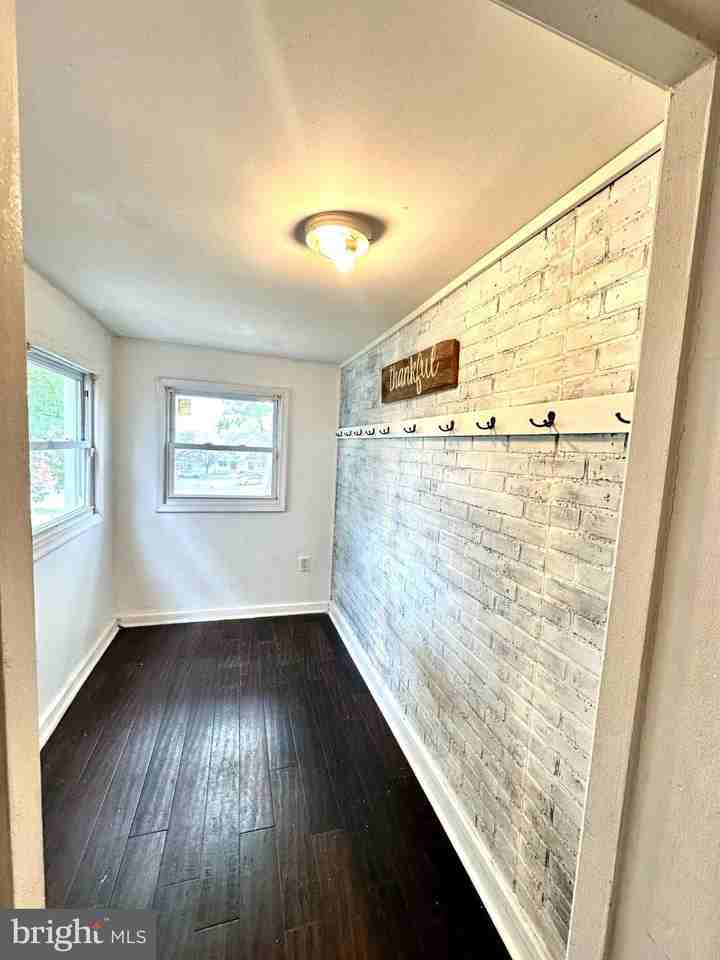 614 Beech St - Photo 2 of 19