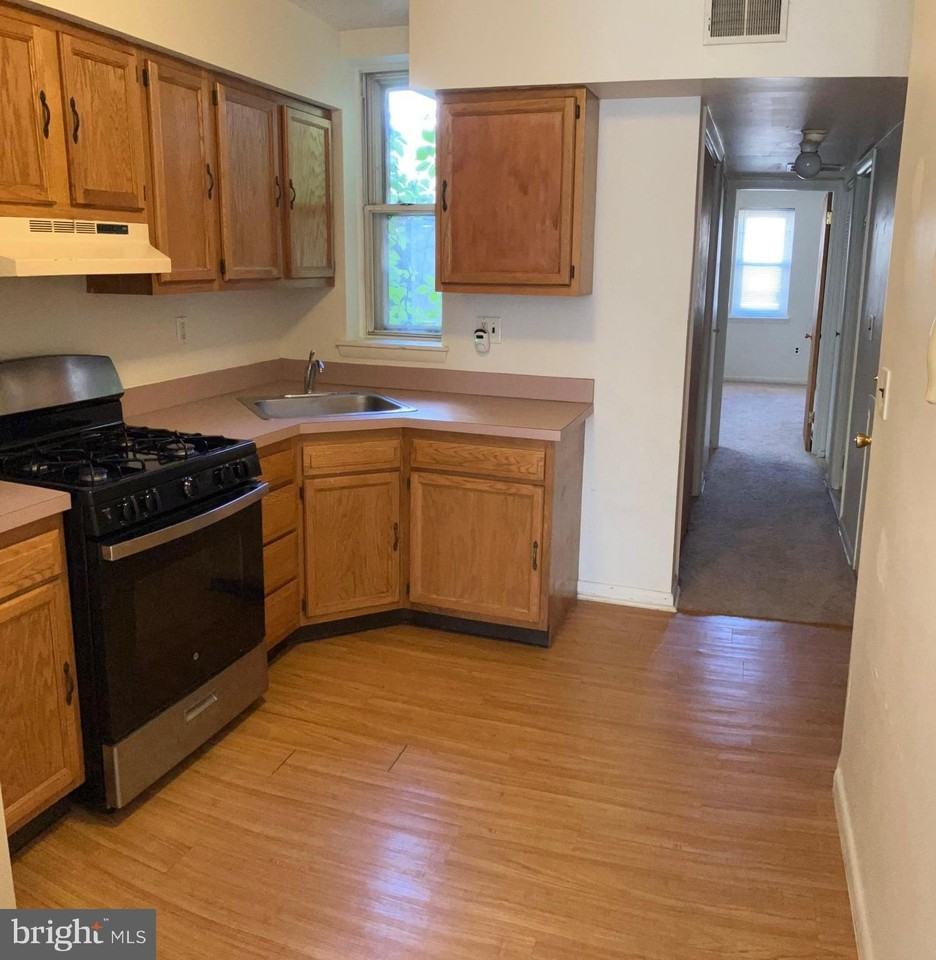 745 S 22nd St #2 - Photo 5 of 9