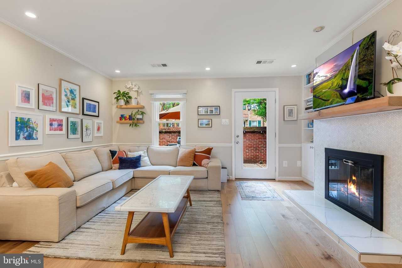 1126 N Taylor St #1 - Photo 4 of 32