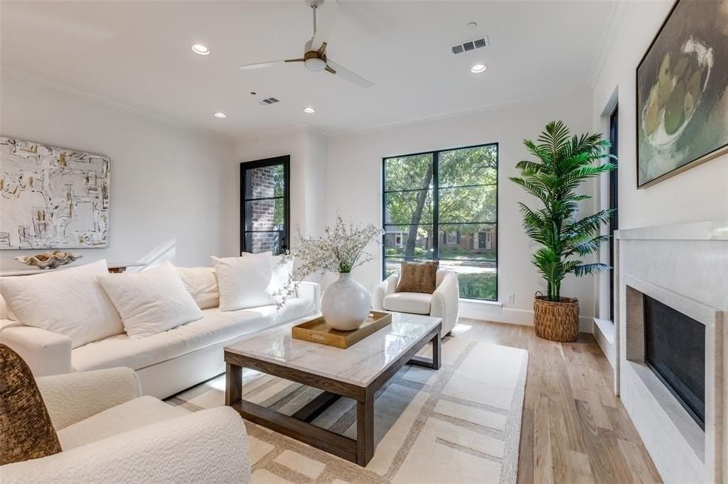 4434 Glenwick Ln - Photo 4 of 25