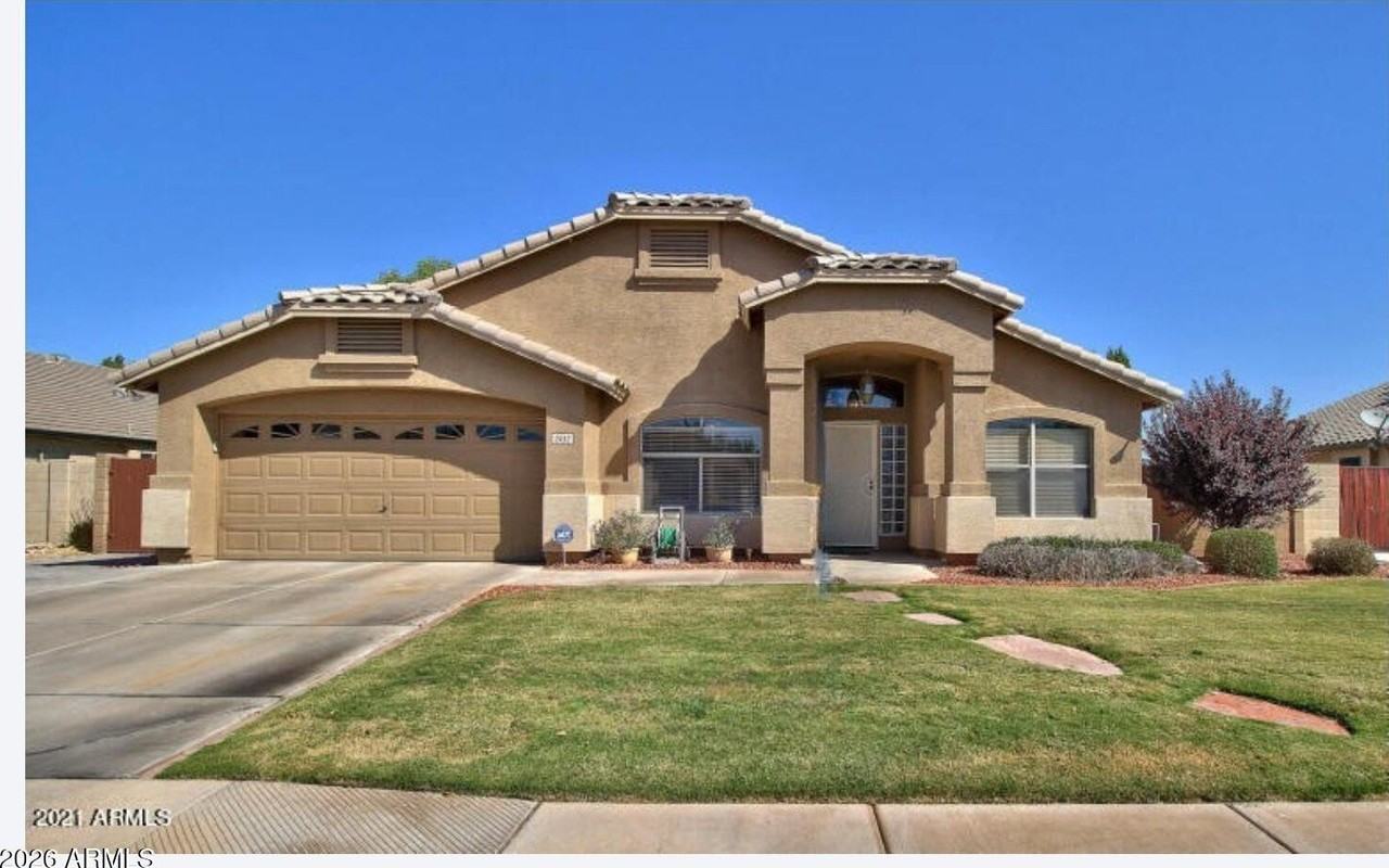 2432 E Nathan Way