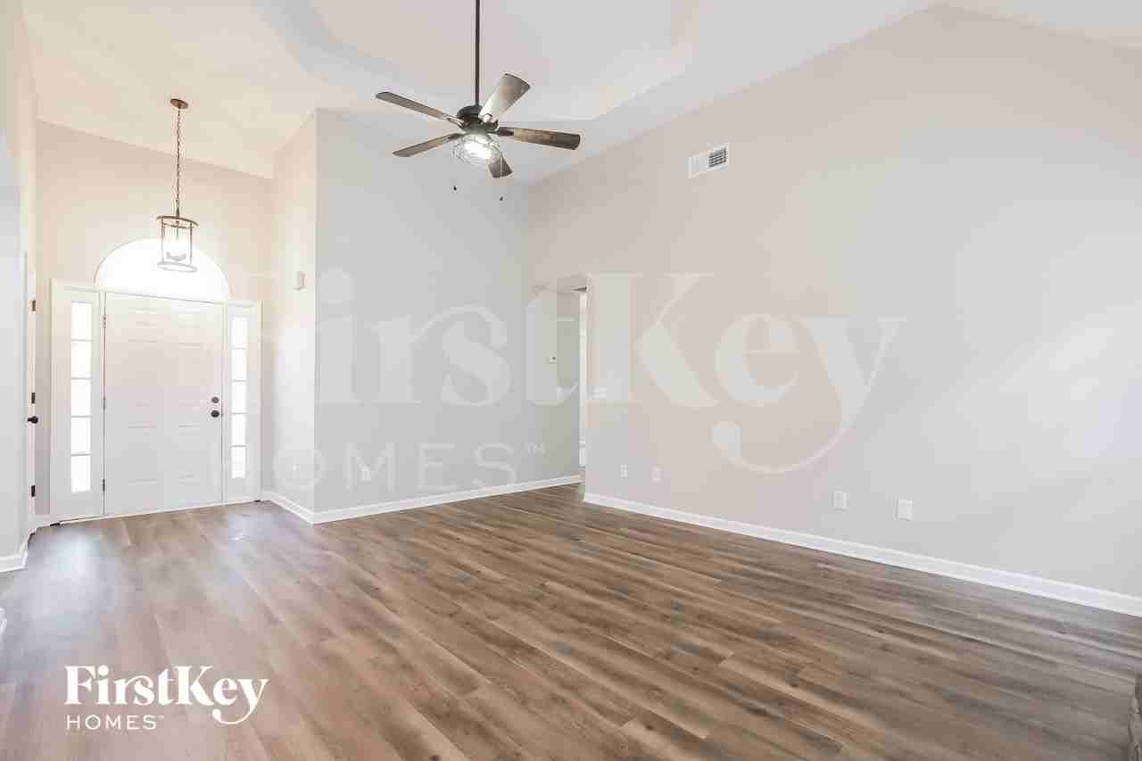 660 Rosebud Ln - Photo 4 of 15