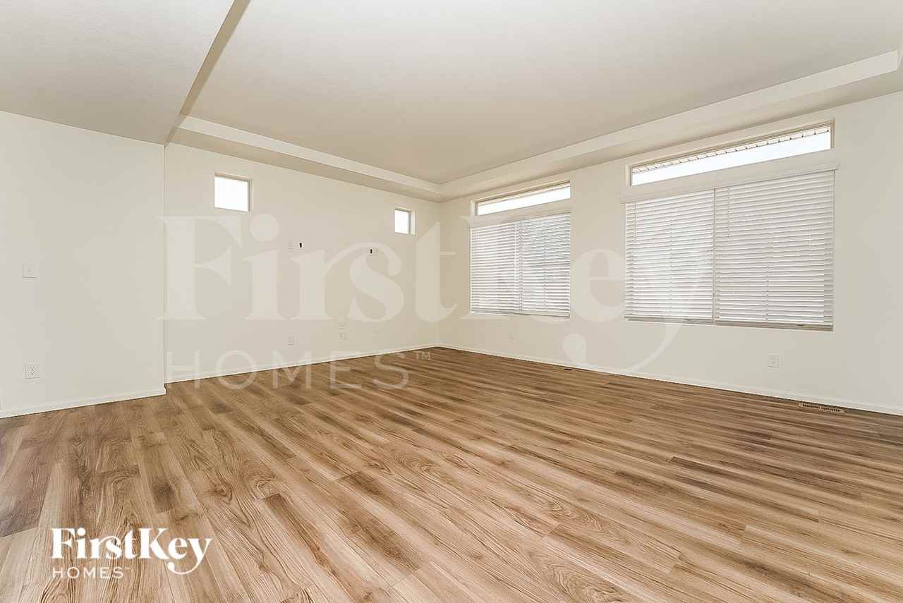 10073 Yampa Ct - Photo 3 of 15
