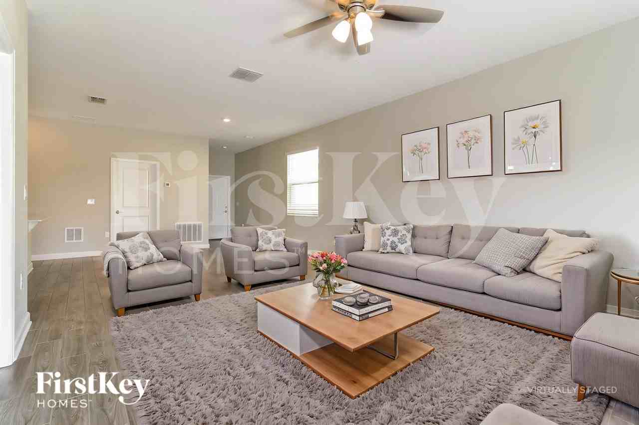 1320 Oak Crest St - Photo 3 of 19