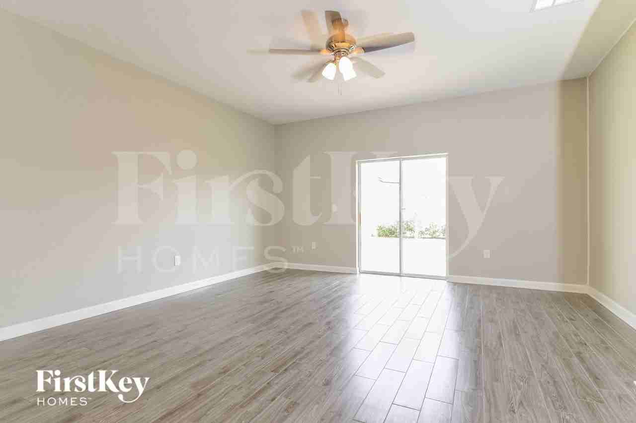 1320 Oak Crest St - Photo 4 of 19