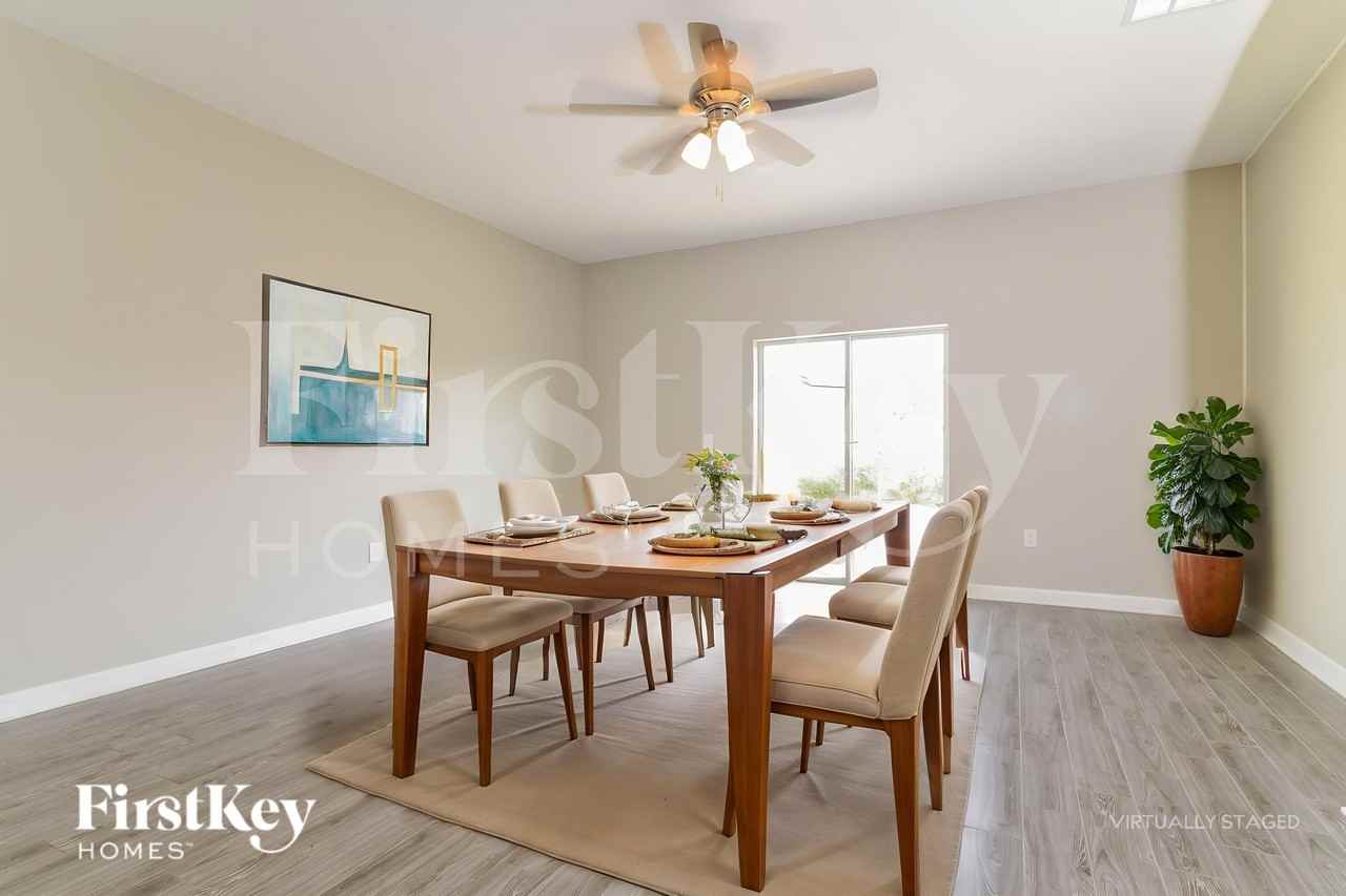1320 Oak Crest St - Photo 5 of 19