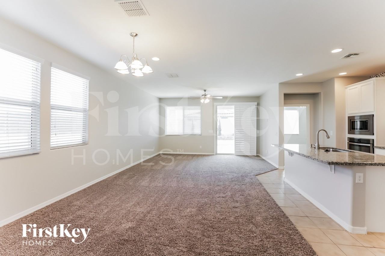2027 W Kenton Way - Photo 4 of 16