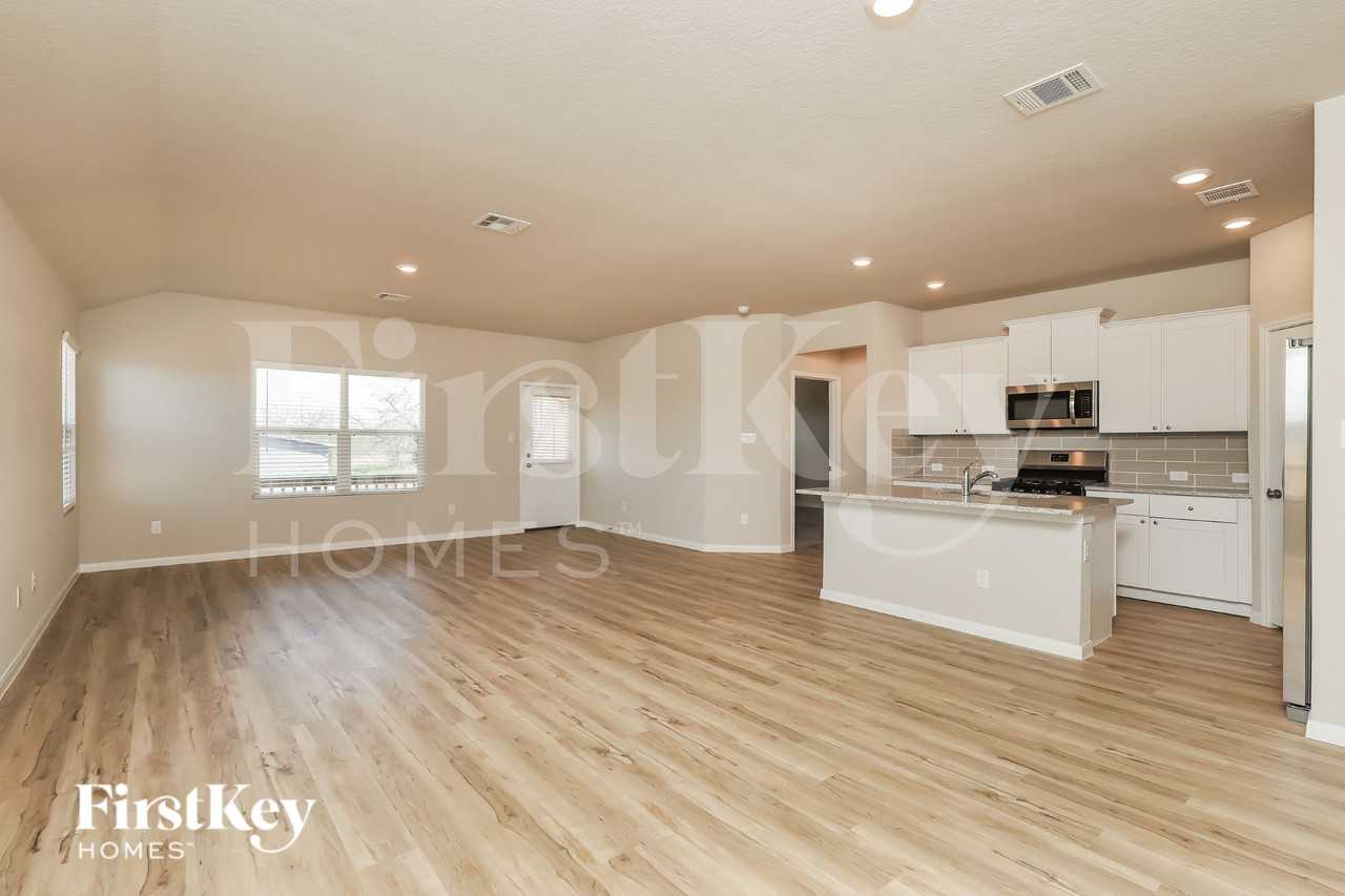 9984 Sarrebourg St - Photo 3 of 15