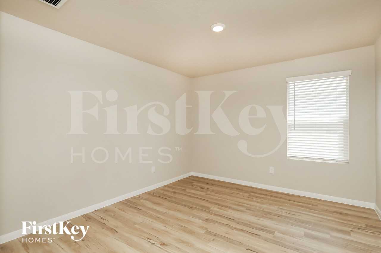 9984 Sarrebourg St - Photo 4 of 15