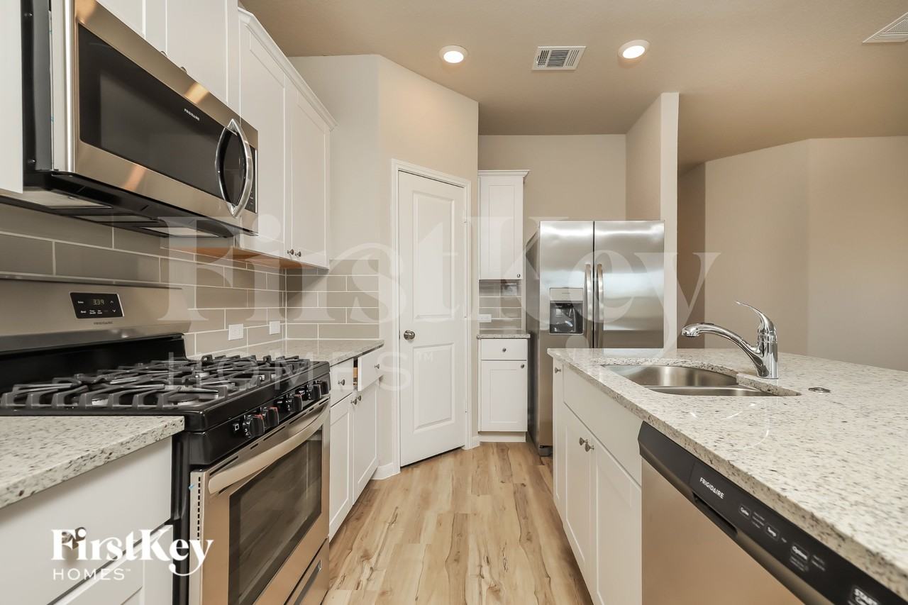 9984 Sarrebourg St - Photo 7 of 15