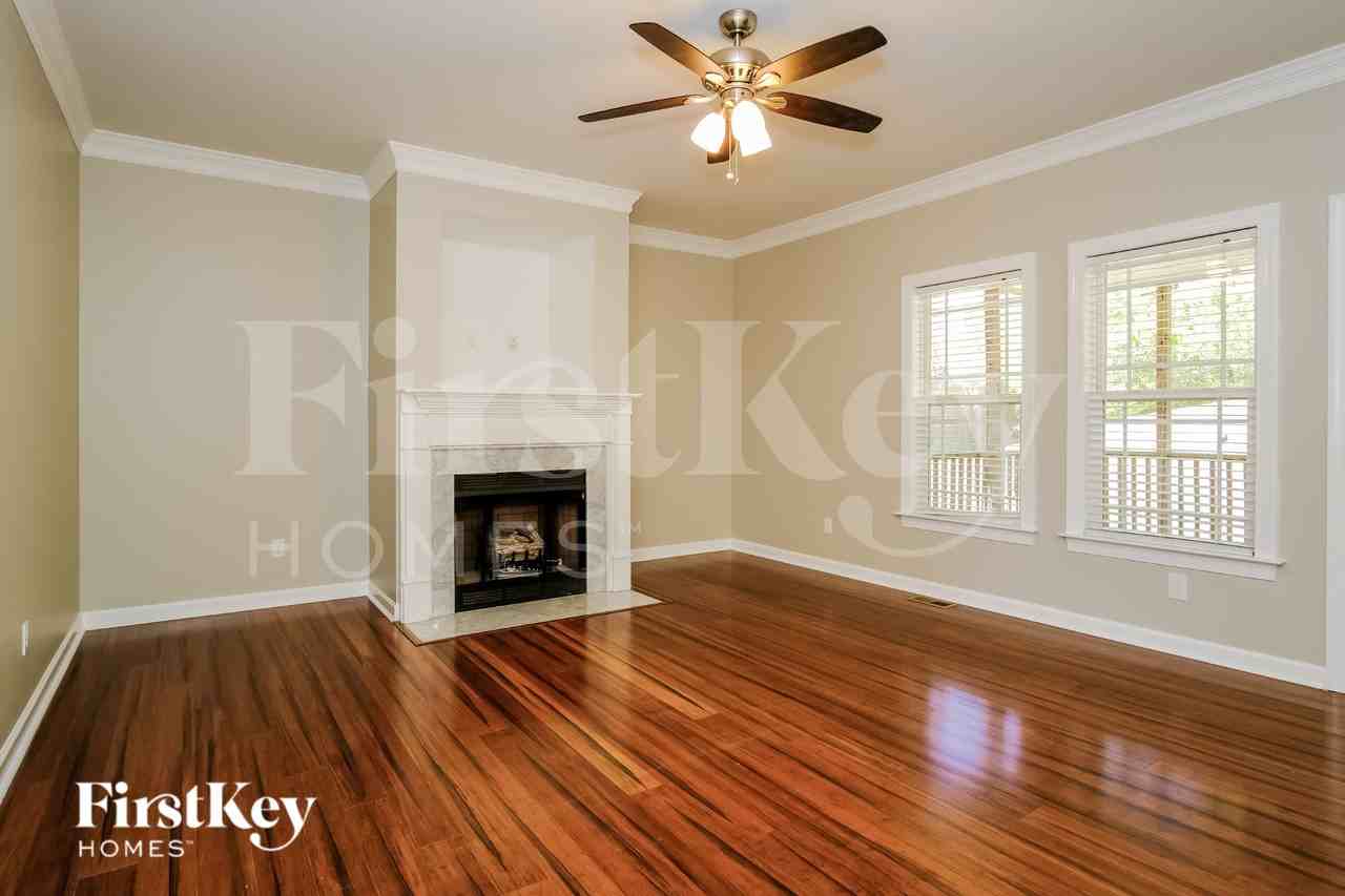 625 Moultonboro Ave - Photo 2 of 18