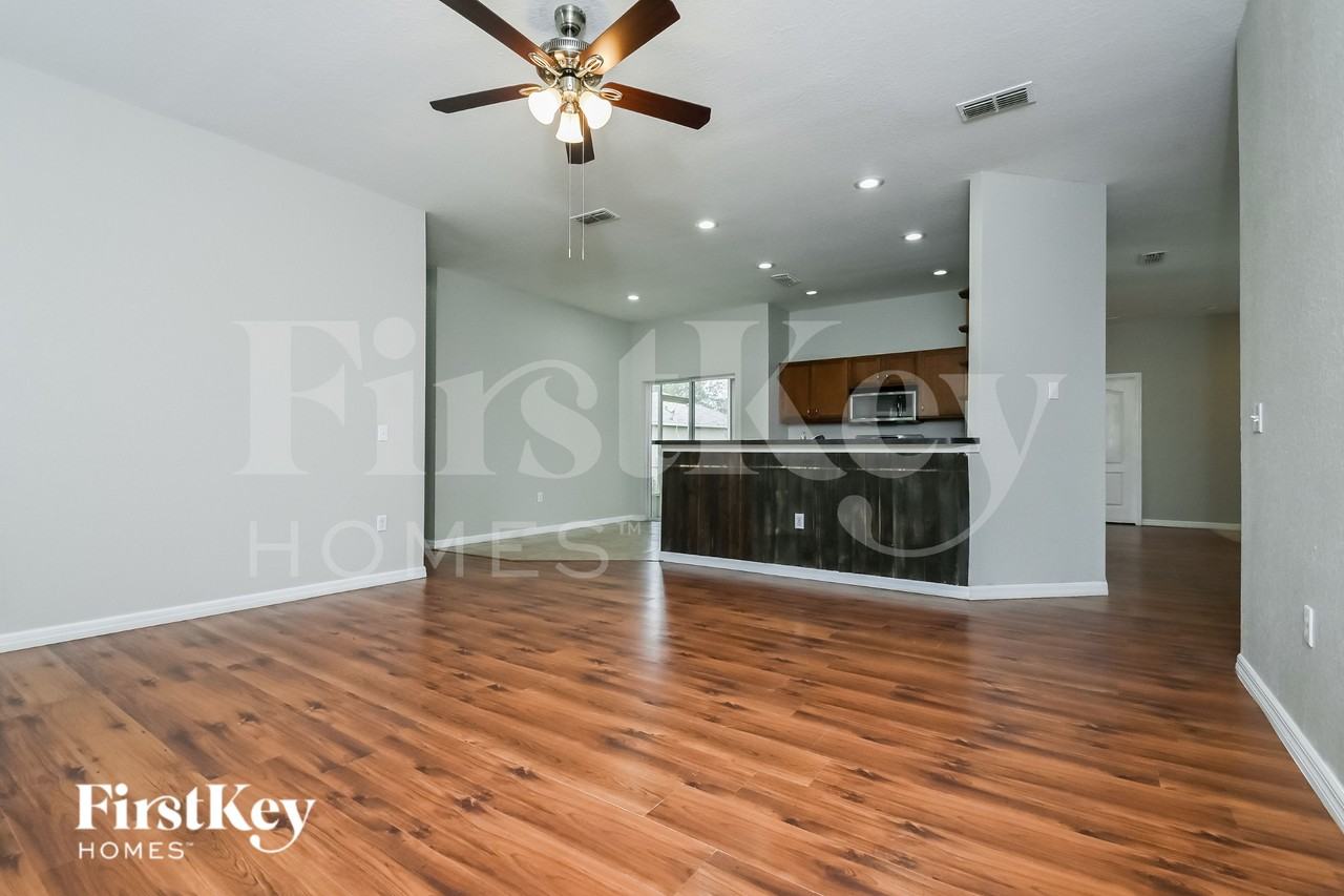 8314 Greystone Dr - Photo 5 of 18