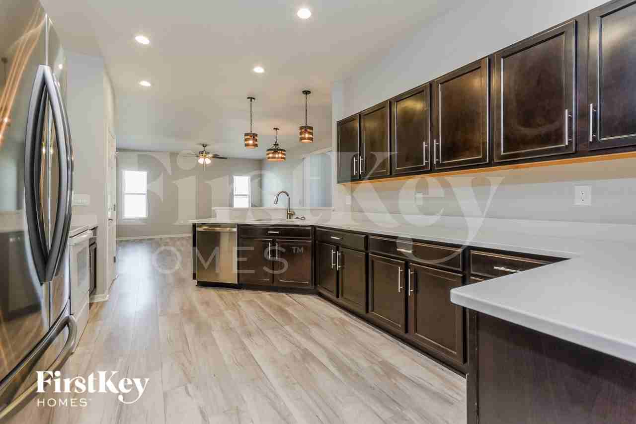533 Interlock St - Photo 6 of 17