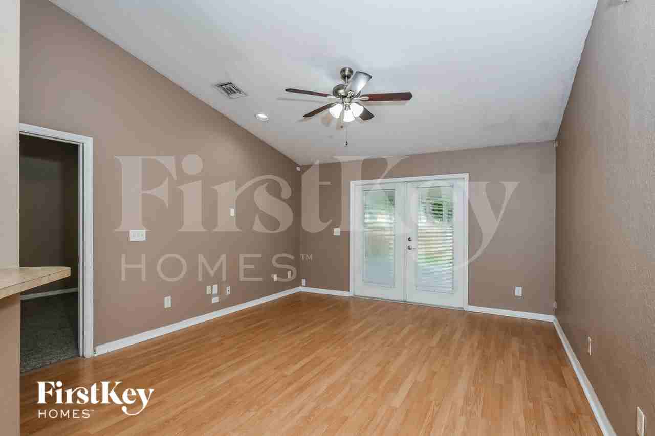 325 Crabtree Ave - Photo 3 of 17