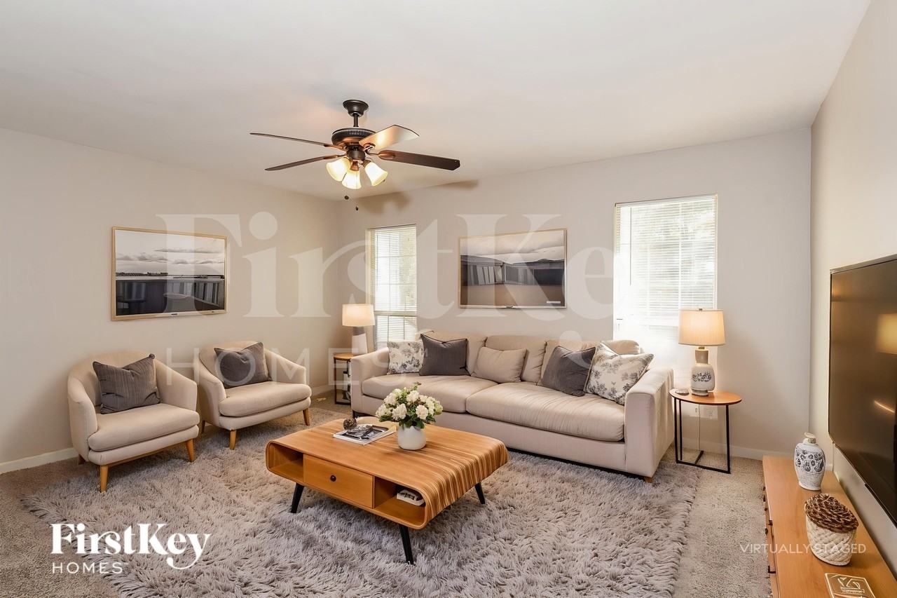 6582 Wellington Sq - Photo 3 of 19