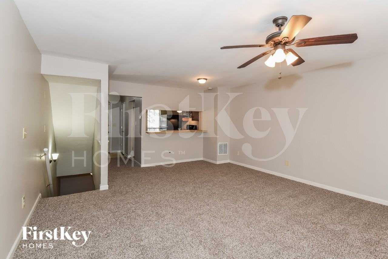 6582 Wellington Sq - Photo 4 of 19