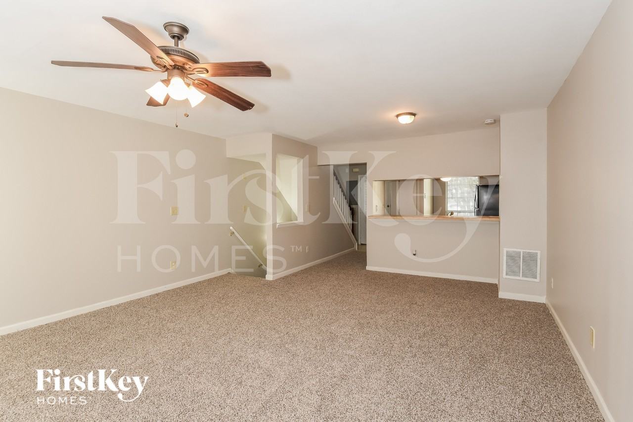 6582 Wellington Sq - Photo 5 of 19