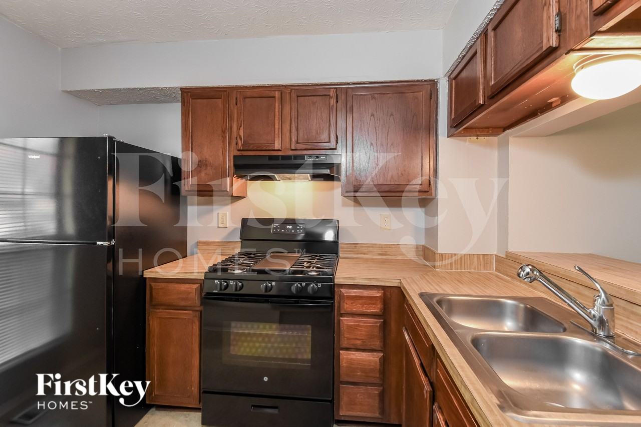 6582 Wellington Sq - Photo 6 of 19