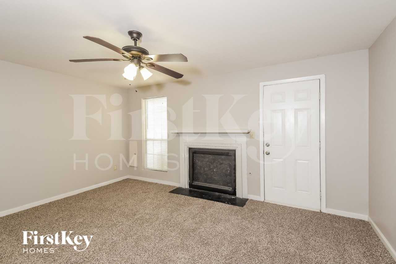 6582 Wellington Sq - Photo 7 of 19